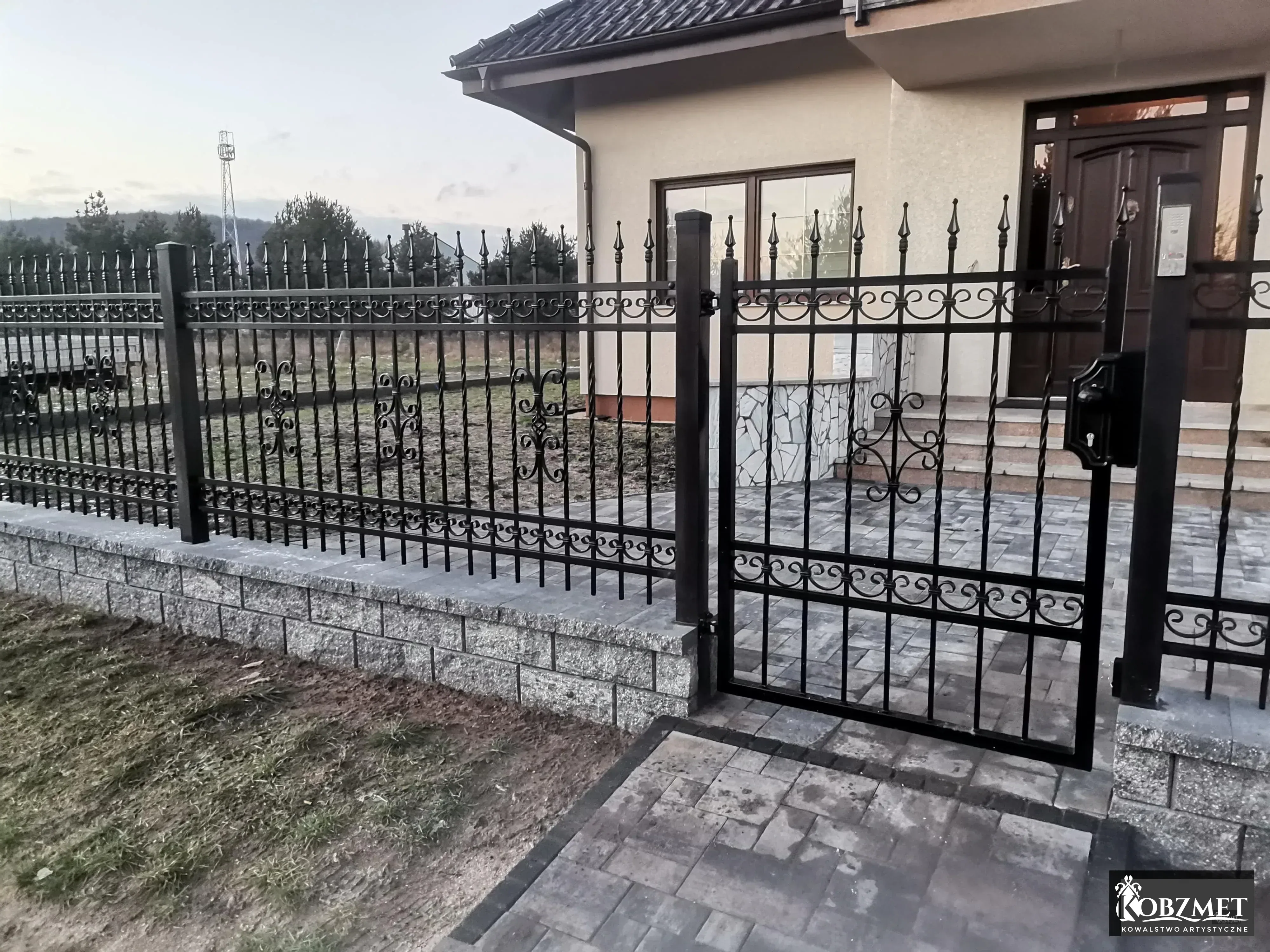 Brama KOBZMET — realizacja