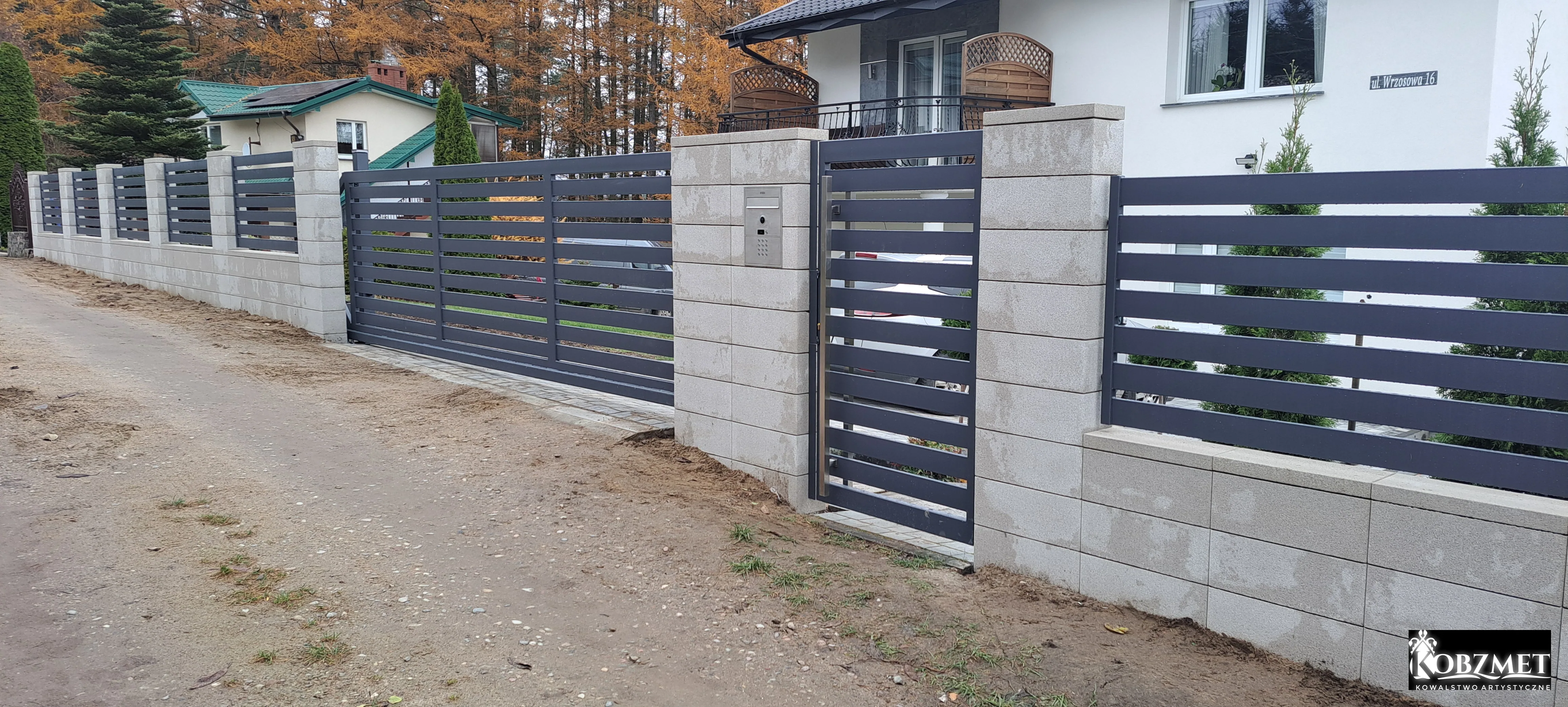 Ogrodzenie palisadowe z bramą i furtką